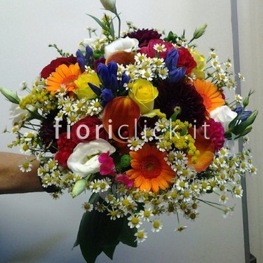 Bouquet con fiori freschi di diversa natura e colore