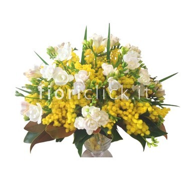 Bouquet di fresie e mimosa, dedicato alla festa della donna.