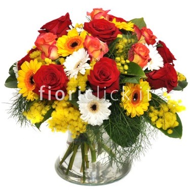 Bouquet di rose e gerbere, con mimosa.