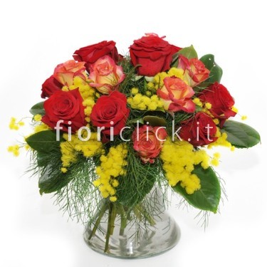 Bouquet di rose rosse con mimosa