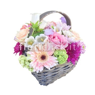 Cesto di minimi con fiori colorati. 