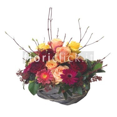 Cesto di vimini con fiori.