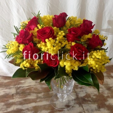 Mazzo di rose rosse con mimosa
