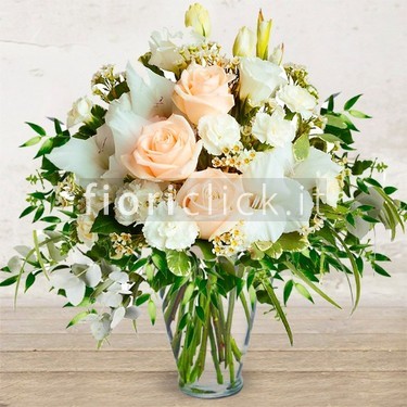 Mazzo di lilium e rose colore bianco