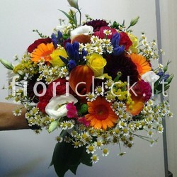 Bouquet con fiori freschi di diversa natura e colore