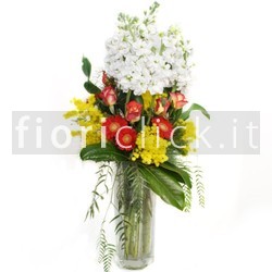 Bouquet di fiori assortiti con mimosa