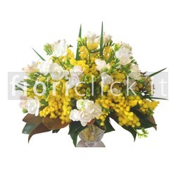 Bouquet di fresie e mimosa, dedicato alla festa della donna.