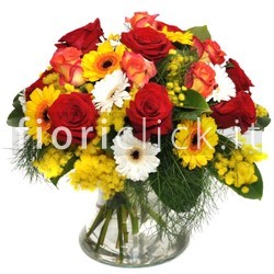 Bouquet di rose e gerbere, con mimosa.