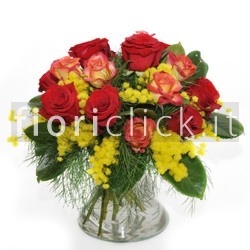 Bouquet di rose rosse con mimosa