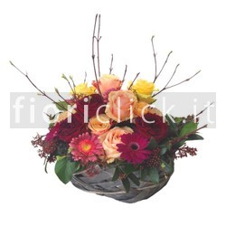 Cesto di vimini con fiori.