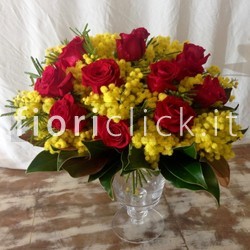 Mazzo di rose rosse con mimosa